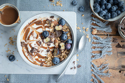 BOWL CON MIRTILLI, CREMA DI MANDORLE E GRANOLA PROTEICA MANDORLE MIRTILLI